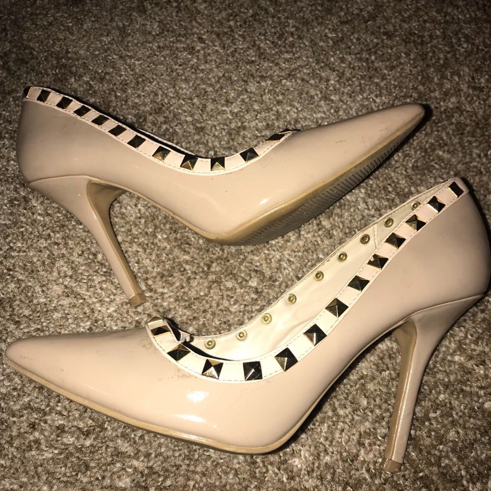 Gently used heels nude (a staple must have)